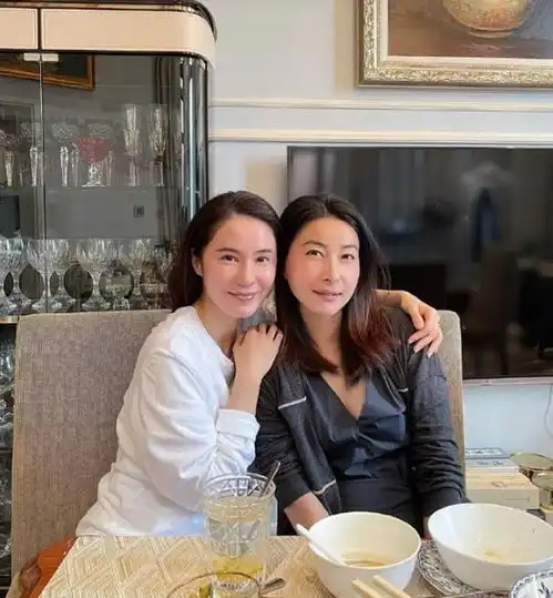 郭晶晶同闺蜜聚会,穿低领裙天然头额骨美翻,闺蜜网红脸抢尽风头