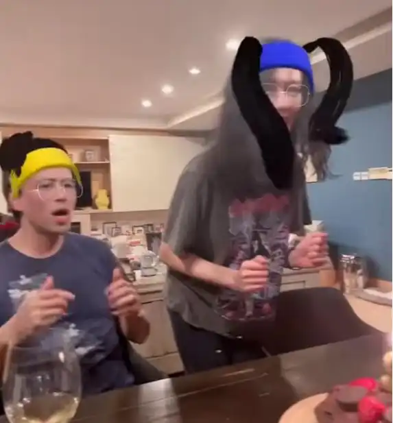 舒淇在林熙蕾别墅中庆生,被闺蜜送自制蛋糕,老公冯德伦没露面
