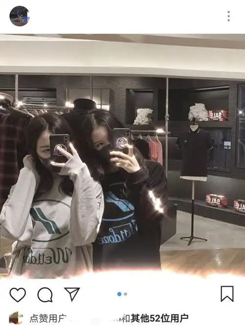 王菲女儿李嫣与闺蜜穿同款似双胞胎,两人同款筷子腿十分抢镜