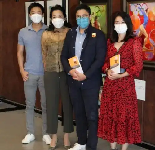 39岁郭晶晶晒健身视频手吊单杠双腿向上折叠,姿势专业身段柔软