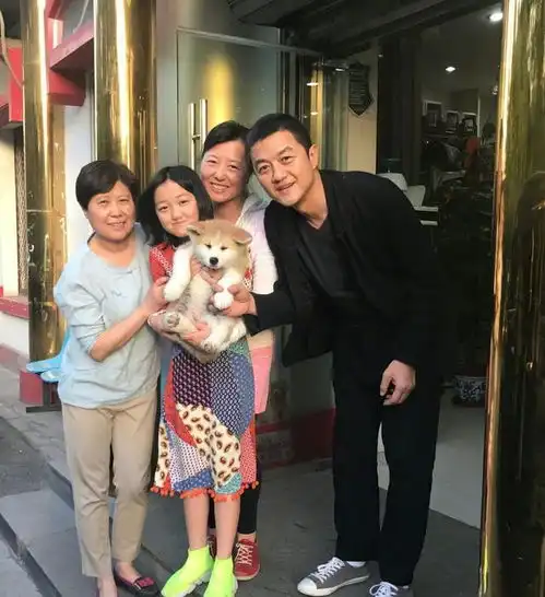 王菲女儿李嫣与闺蜜穿同款似双胞胎,两人同款筷子腿十分抢镜