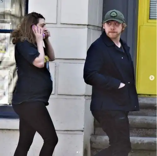 哈利波特荣恩喜获女儿英国男星鲁伯特葛林特与女友乔治亚升格新手爸妈