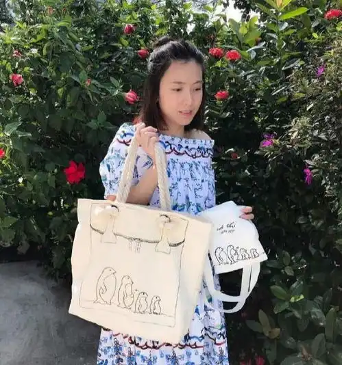 甘比和古天乐一起做慈善,闺蜜郑秀文也现身了,合影时画面温馨
