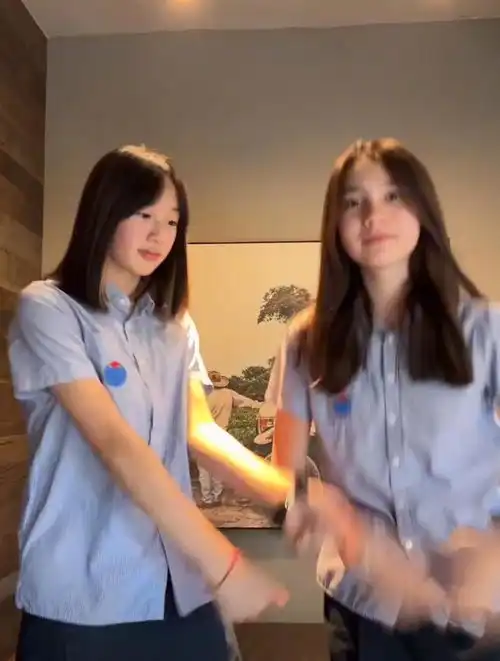 吴尊女儿与闺蜜逛街被偶遇,13岁身高近一米七,长相甜美像父亲