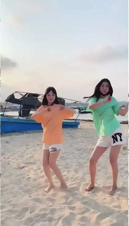 李小璐与闺蜜海边热舞,身高被拍成一米五,坦言甜馨笑起来像自己