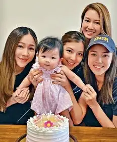 tvb视帝老婆独自去超市购物为照顾女儿产后五个月未瘦身