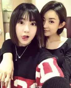 赵丽颖亲热搂闺蜜参与闺蜜直播积极互动图