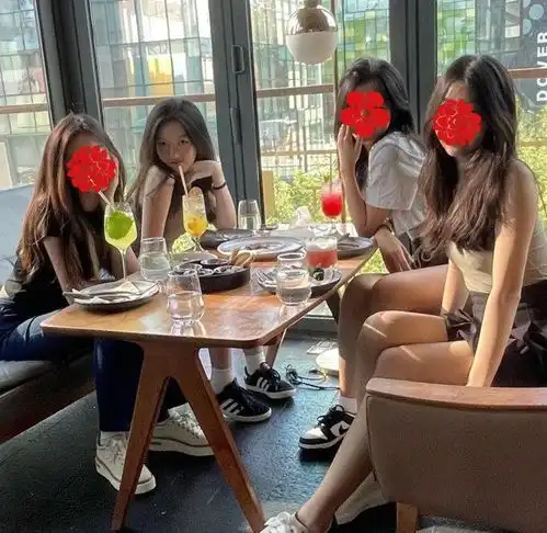 王菲女儿李嫣近照曝光与闺蜜聚餐大秀好身材,曾自爆一天花20万