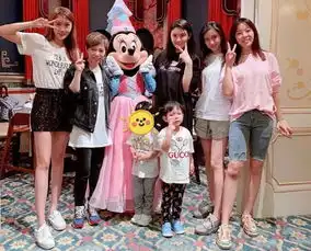 angelababy新造型太放肆,露腹背心露脐衫,这身材女星里少见