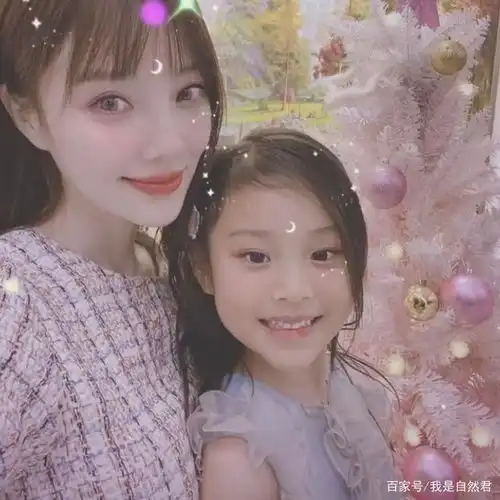 李小璐与甜馨穿亲子装,梳同款发型合影,享受斗舞如痴如醉