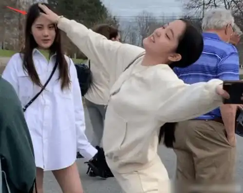 欧阳娜娜去妹妹学校看演出,却被妹妹闺蜜抢镜,这完全是校花了吧