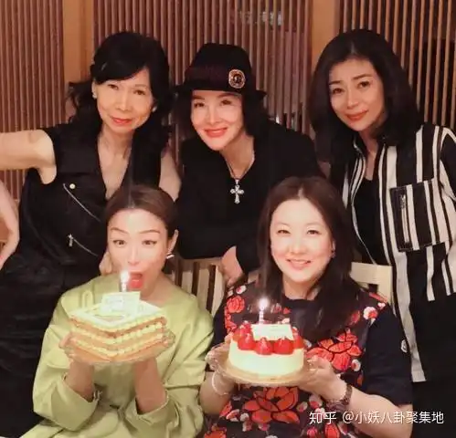 让郭晶晶高不可攀的伏明霞,巅峰退役嫁人,生3娃如今肥美成这样