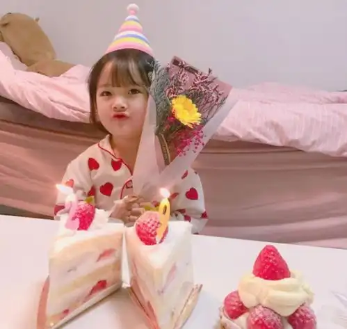 还记得表情包女孩权律二曾经可爱迷人,如今却成秃头妹