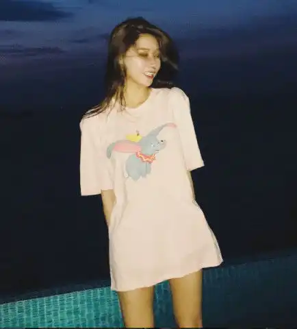 温婉与闺蜜晒美照,看到明星同款小飞象t恤后,有钱真好