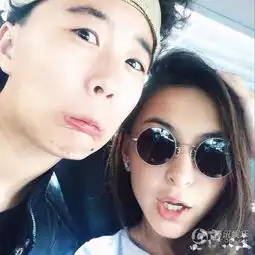 窦靖童香港与闺蜜逛街热聊肩部纹身显眼
