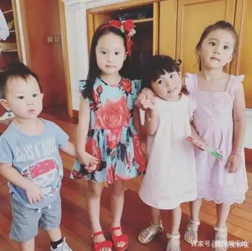 贾静雯关颖带娃小聚,咘咘穿粉裙颜值越来越高,波妞扎羊角辫超萌