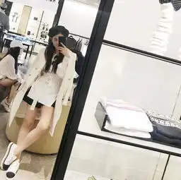 李小璐与闺蜜逛街白t配牛仔短裤长腿吸睛