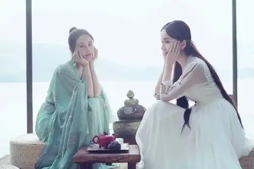 娄艺潇韩丹桐古风造型旅拍曝光,cp感十足的神仙闺蜜情