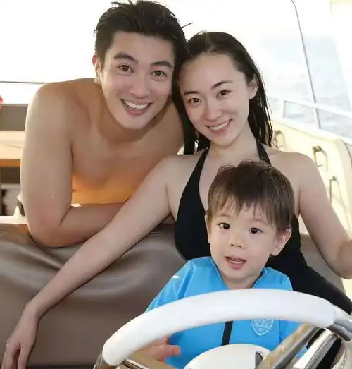 罕见同框贾乃亮与前妻合体带娃,与霍思燕一家出游