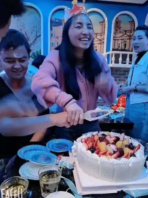 不醉不归的节奏愿我们七老八十依然是闺蜜姐妹,只愿你以后的生活处处都有小幸运,生日快乐