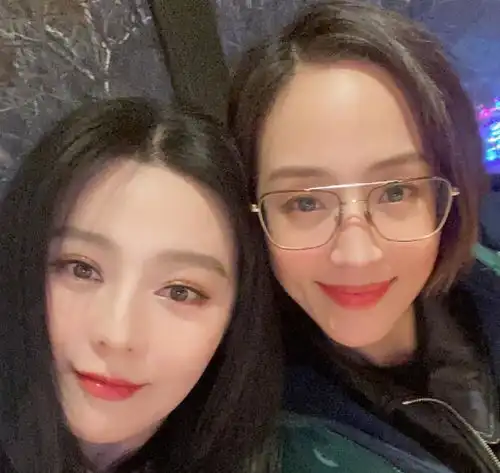 范冰冰闺蜜聚会,十级美颜下都是锥子脸,合影对张钧甯明显偏心