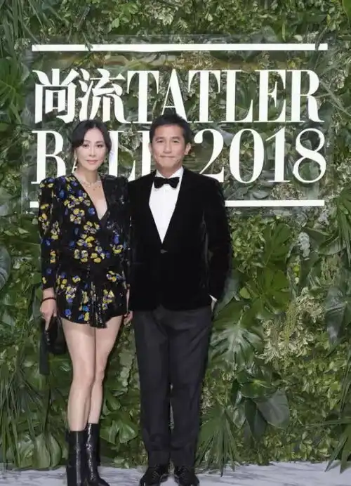 54岁刘嘉玲靠脸赢了baby玩动漫脸真人更惊艳,戴大金链太珠光宝气