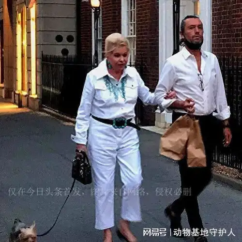 特朗普72岁原配和49岁小男友出街白色造型配奢华祖母绿