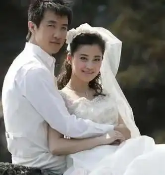 李小冉被富商折磨4年,为梅婷前夫流产,终嫁二十年老友