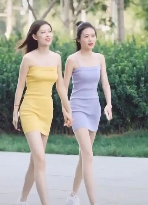 身高体型一样的闺蜜裙子都要买同款,下次逛街还能换着穿,真甜