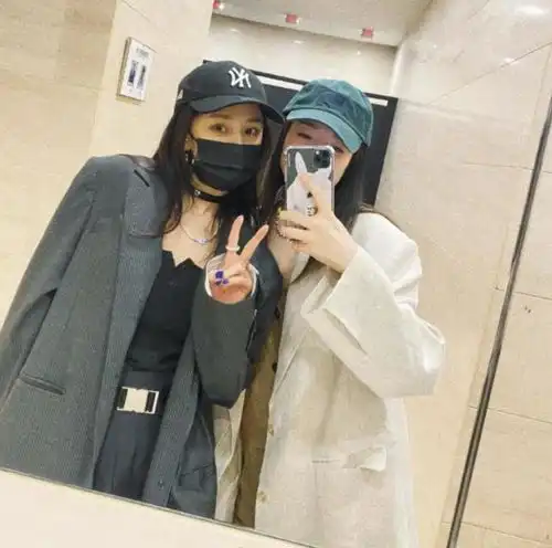 杨幂和闺蜜逛街被偶遇,染一撮红发吸睛,大玩下体失踪秀美腿