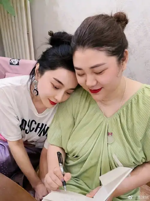 组图范冰冰与闺蜜过七夕与杨天真脸贴脸交情超好