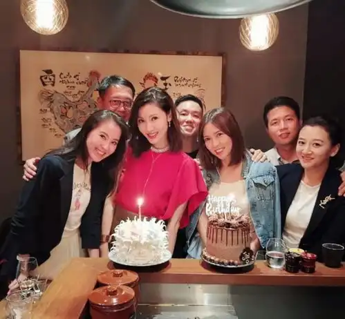 李嘉欣一家为她庆生,10岁儿子爆肥龅牙抢镜,豪宅内满地大牌包