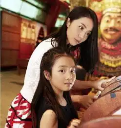 李嫣穿成这样,再看闺蜜多多,网友这就是有妈和没妈的区别