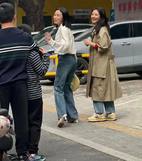 46岁高圆圆和闺蜜逛街被偶遇,穿着随意却惊艳,真人比电视上还美