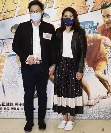 郭晶晶跟闺蜜聚餐,素颜肤色蜡黄穿的普通,气质却比富婆更高贵