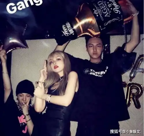 周扬青为朋友庆生夜店疯玩,闺蜜长得都一样全是锥子脸
