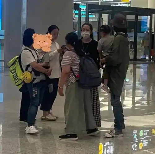 向佐郭碧婷一家四口首同框身边带四个助理,儿子近照乖萌可爱