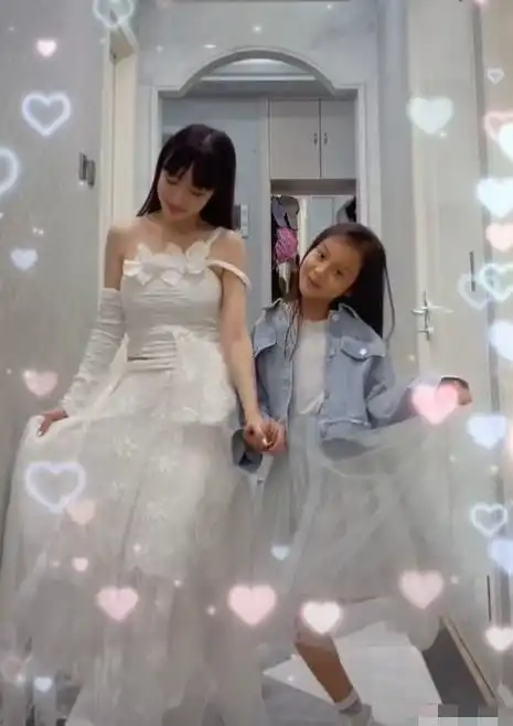 李小璐和闺蜜一同热舞,同款发型似双胞胎,还亲自辟谣恋爱传闻