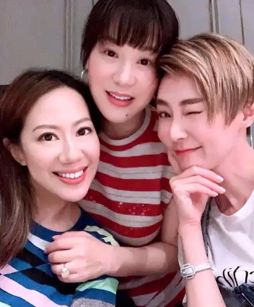 周丽淇产后首度露面,刚出月子就跟关之琳杨小娟汪诗诗等富婆聚会