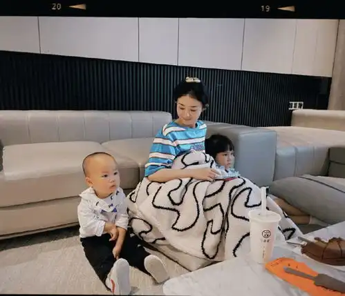 闺蜜晒与赵丽颖聚会照,两人牵手碰头合影,颖宝变孩子王很温柔