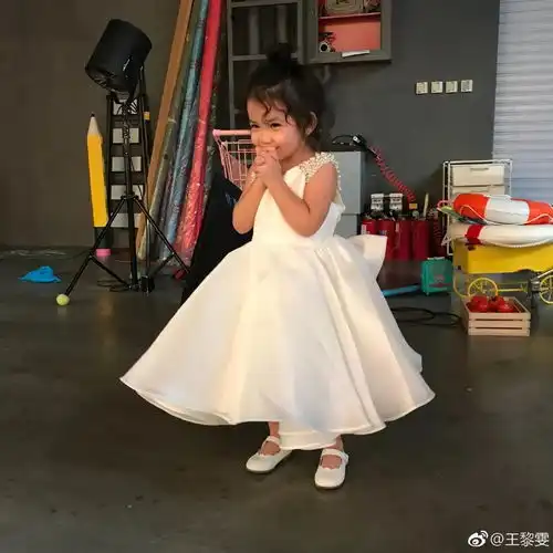 杨烁王黎雯补办婚礼你们想嫁的小包总,早已有了两个娃