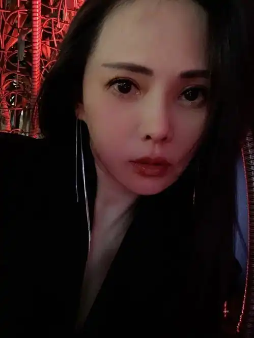 53岁伊能静被疑割眼袋怼脸拍嫩如少女,霸气否认别乱讲不喜欢