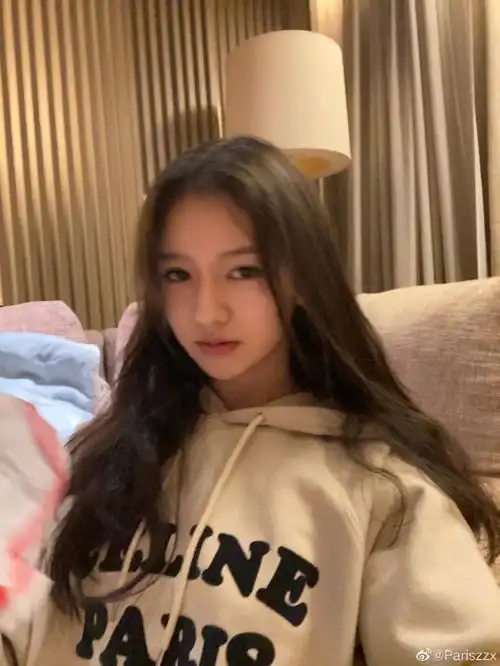 李嫣闺蜜晒千亿名媛女团,华为小千金姚安娜c位好抢眼