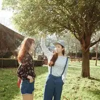青春感十足的闺蜜头像2个人离开给你负能量的朋友