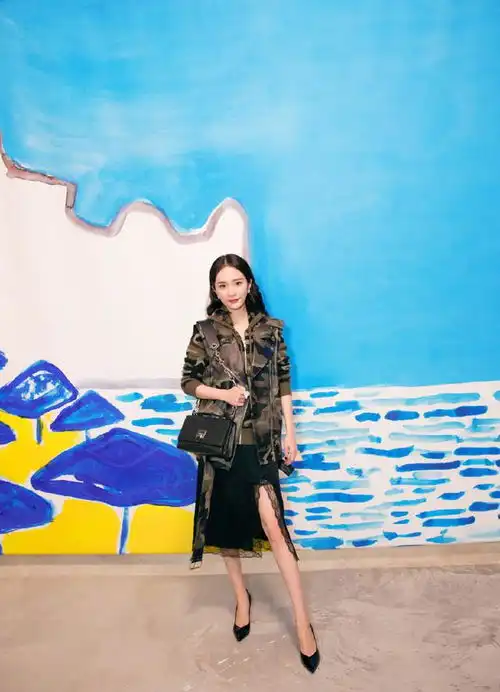 杨幂身穿图案拼接卫衣皮裙,32岁嫩回22岁少女,网友真会穿