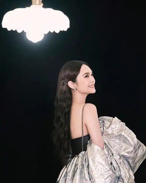 杨丞琳总是那么搞怪,穿锡纸吊带裙太酷了,御姐范十足很有个性