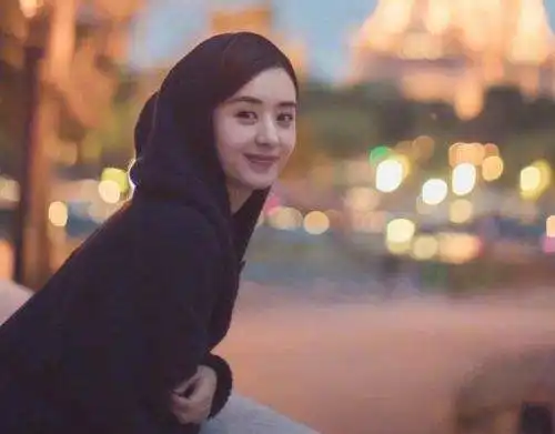 谢娜用7个字拒绝赵丽颖做孩子的干妈,网友这才是娱乐圈真闺蜜