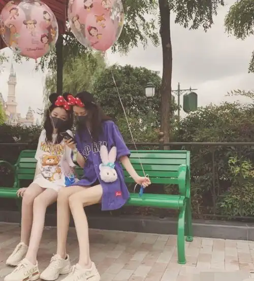 有一种整容叫王菲女儿,14岁李嫣美到不敢认,大秀长腿网红范十足
