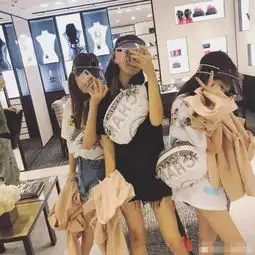 投胎是个技术活王菲女儿和闺蜜团购物超豪爽,两小时消费近十万