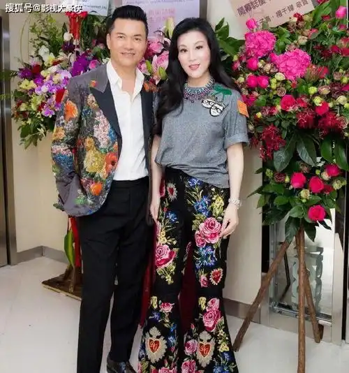 69岁吕良伟朋友聚餐,小15岁富婆娇妻低调随行,容颜依旧不老